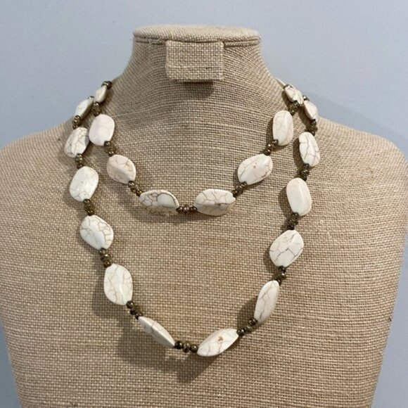 White large stones and gold plated beads necklace AB - Picture 2 of 6